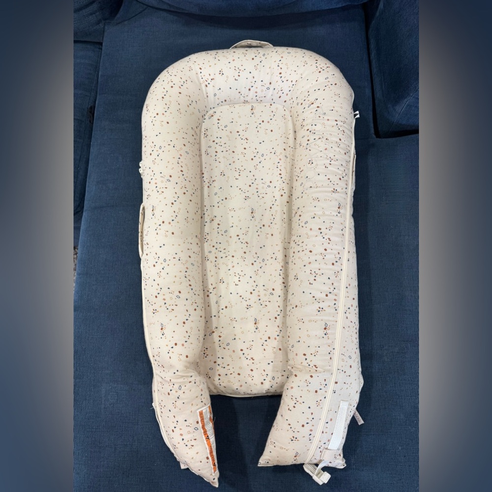 DockAtot Deluxe+ terrazzo Speckle - Cream with Multicolor Dots